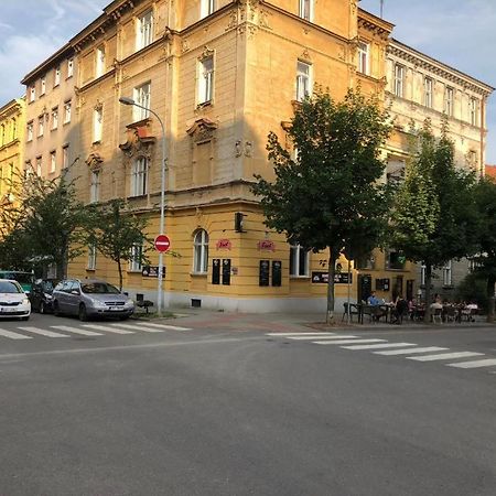Apatrhostel Brno Bagian luar foto