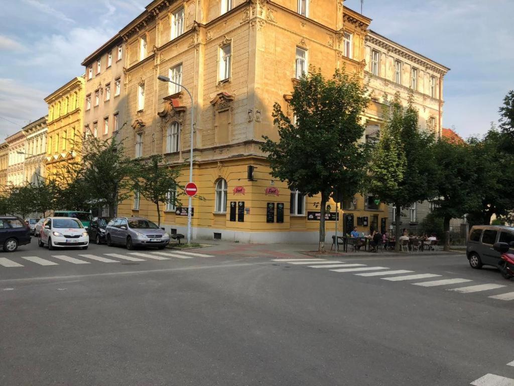 Apatrhostel Brno Bagian luar foto