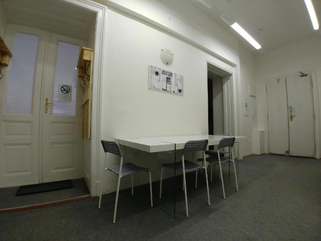 Apatrhostel Brno Bagian luar foto